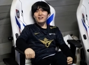 芒果体育-包含Rookie迎来二十赛季高光表现，FPX球迷沸腾！的词条