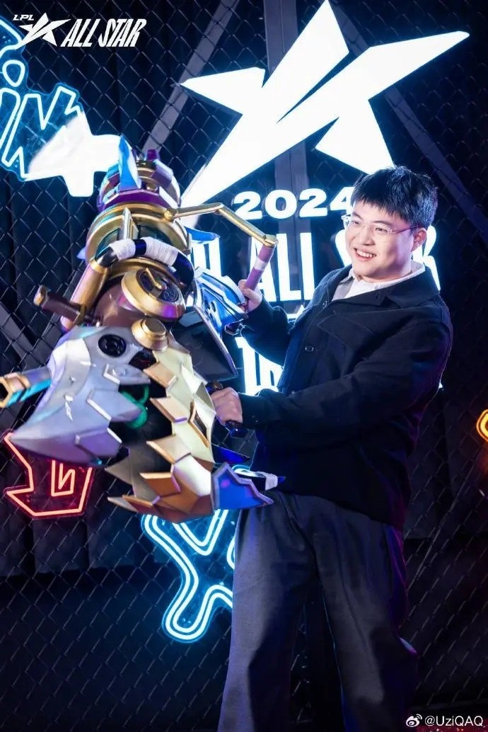 包含Uzi新星败北表现突出，FPX前途光明！观众掌声雷动的词条