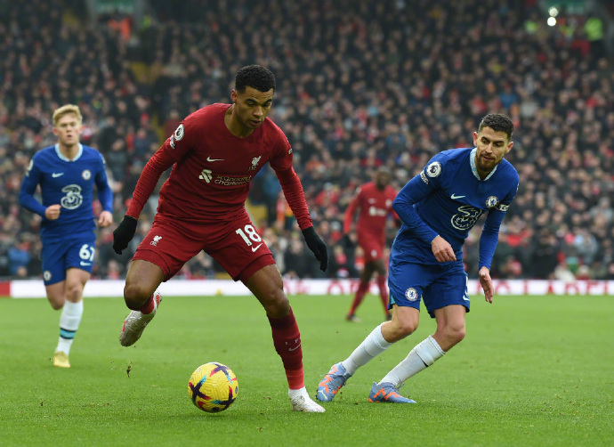  埃因霍温发布备战花絮，今晚伤情更新，足总杯任务艰巨，身体对抗强度拉满