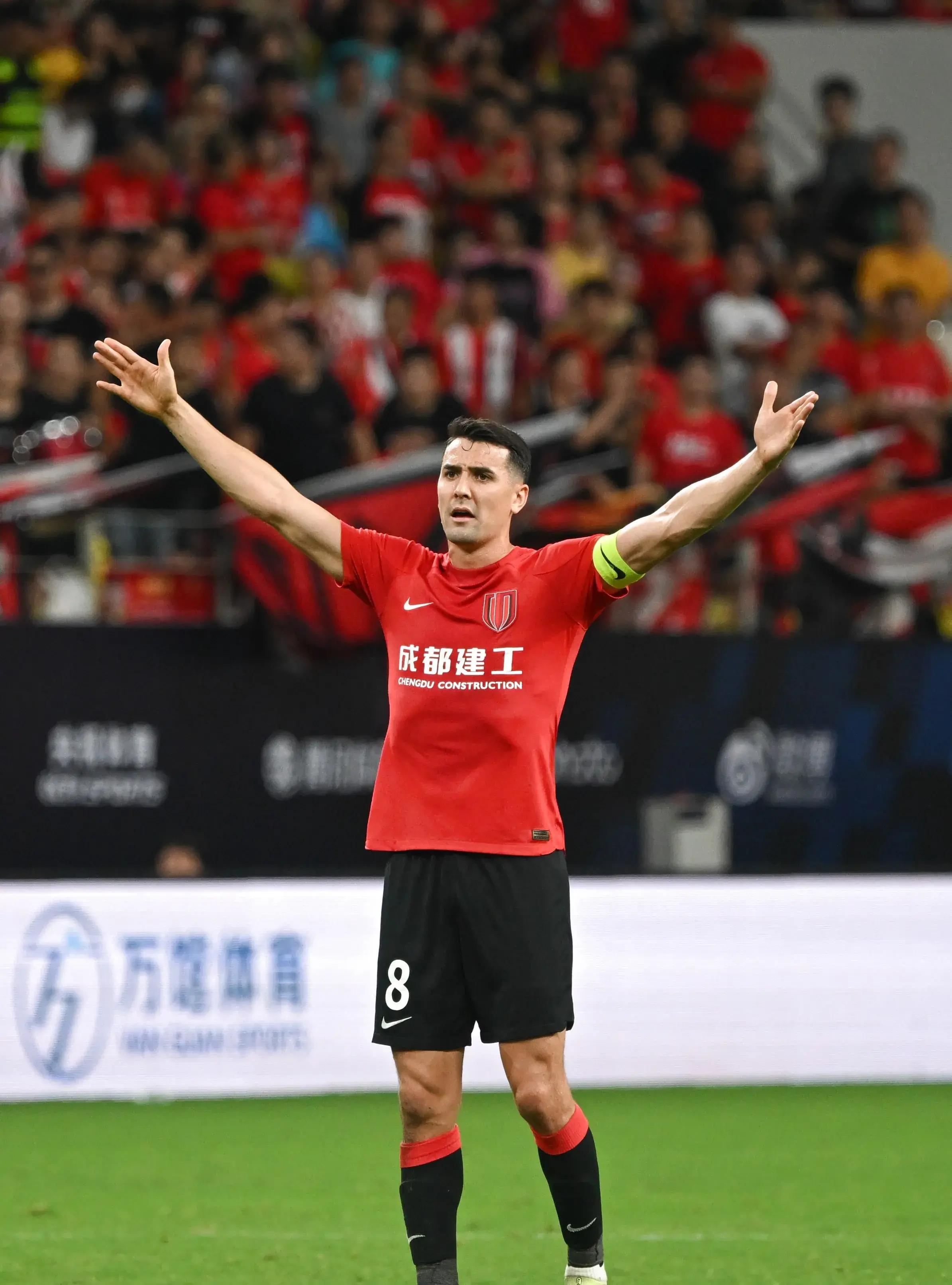 包含利物浦训练开放日，今晚迎来里程碑引欢呼，足总杯在即，年轻球员得到机会的词条