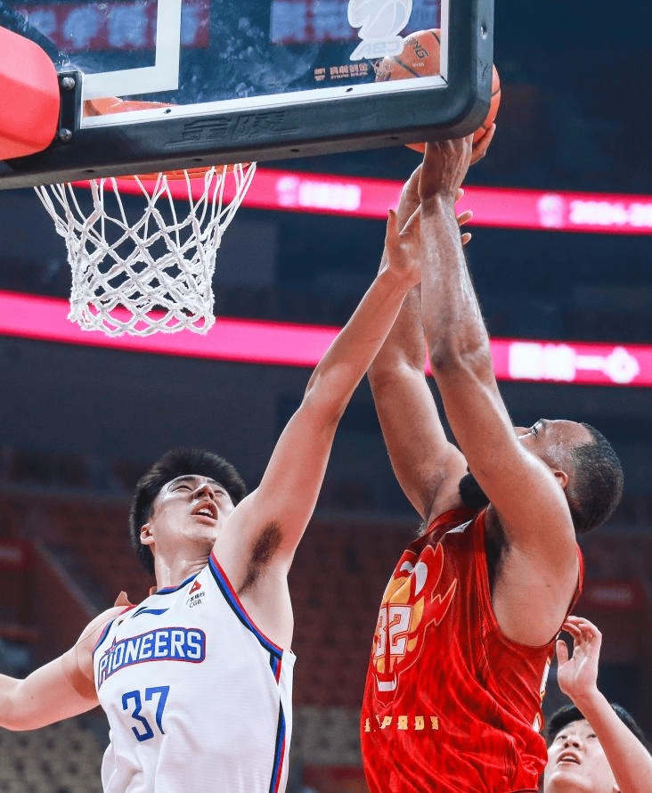 包含冲刺阶段深圳男篮回应争议——NBA季后赛节点到来，赛场秩序良好，临场指挥获称赞的词条