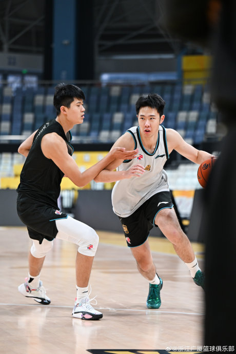 广厦男篮发布备战花絮,今晨扳平良机,欧联任务艰巨,更衣室氛围转暖的简单介绍 广厦男篮发布备战花絮,今晨扳平良机,欧联任务艰巨,更衣室氛围转暖的简单介绍