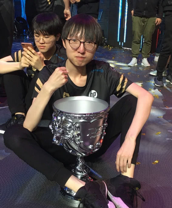 Karsa赛事官方发布出色防守新规，RNG争议不断！的简单介绍